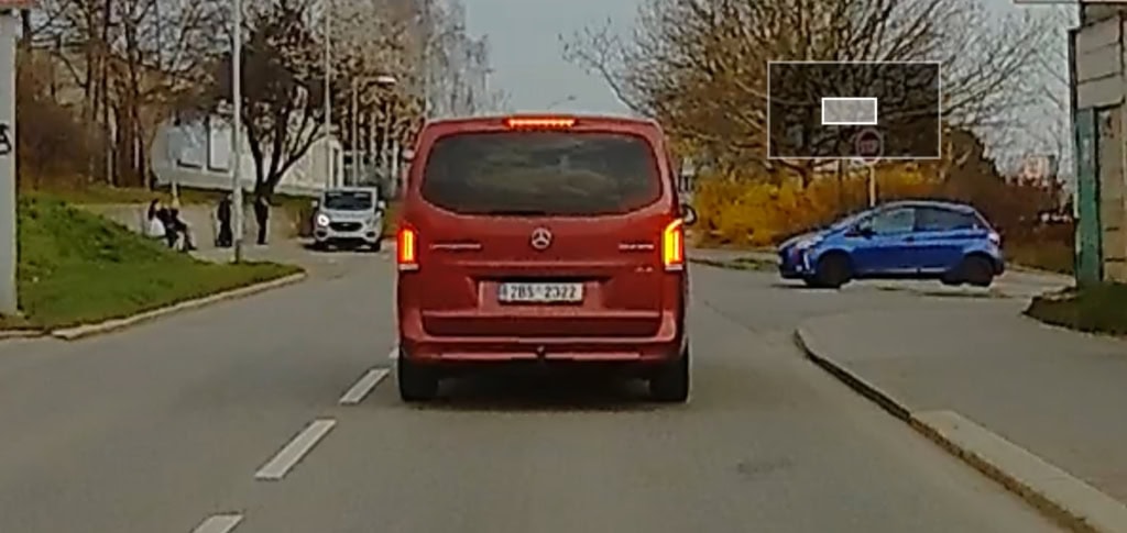 Auto ve směru jízdy na přední kameře