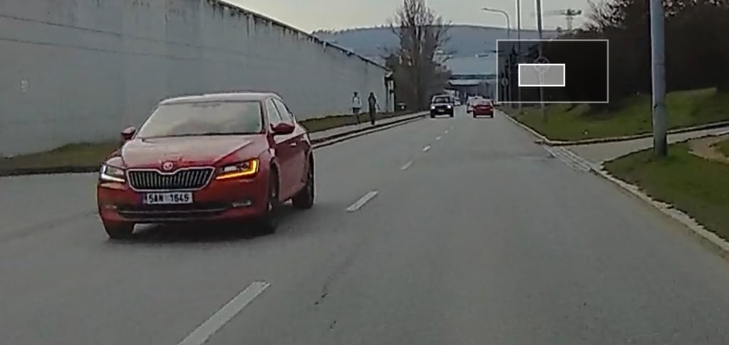 Auto v protisměru na přední kameře