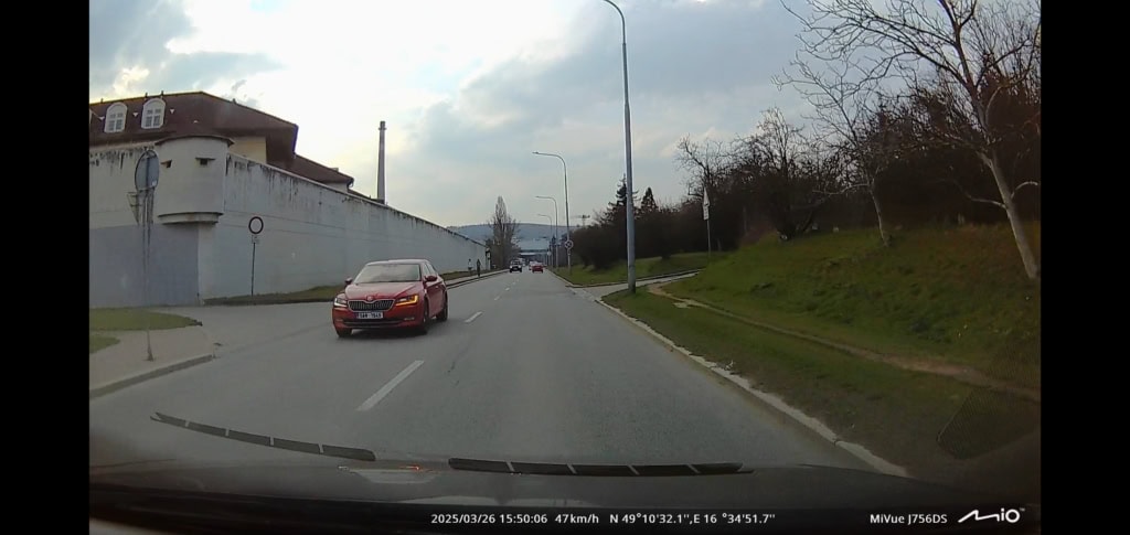 Auto v protisměru na přední kameře