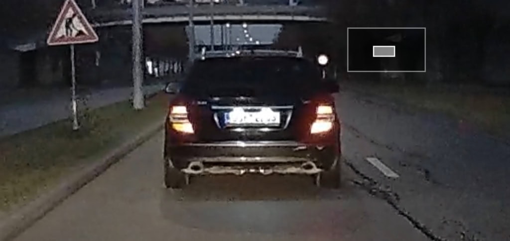 Noční záznam s vozidlem ve směru jízdy
