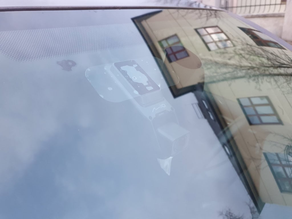 Z exteriéru je autokamera nenápadná