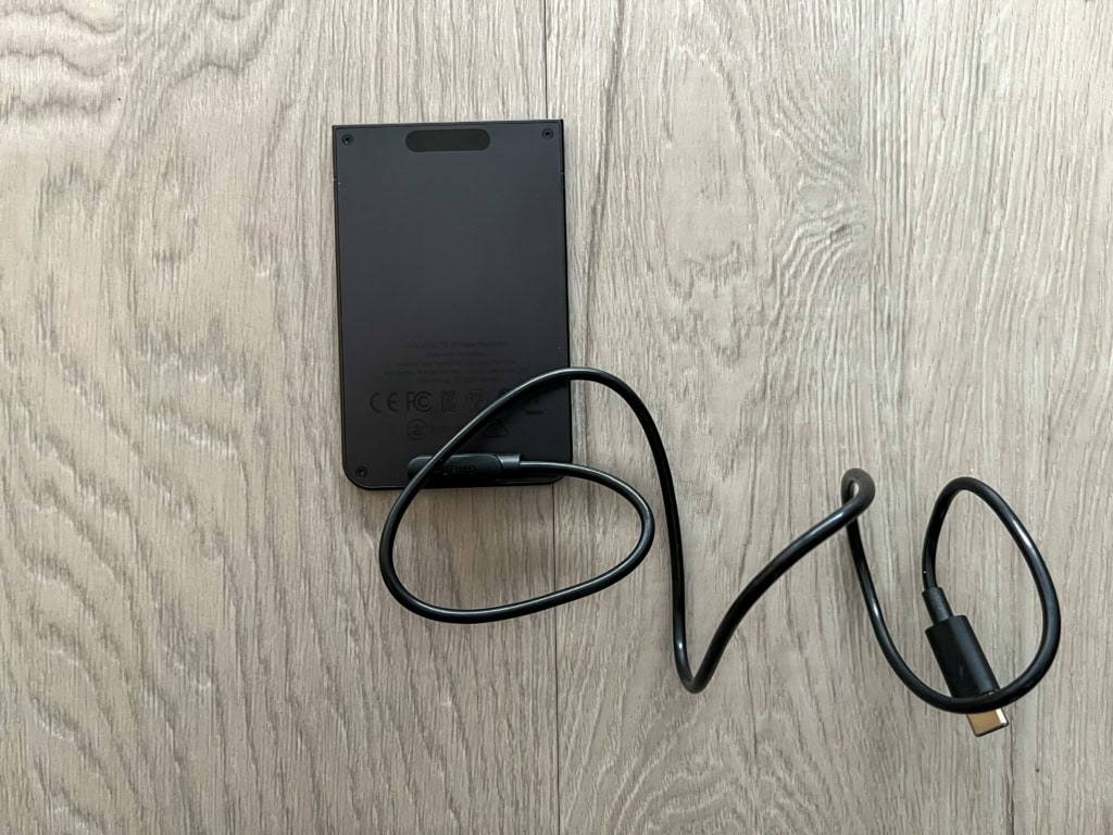 Napájecí kabel nechybí