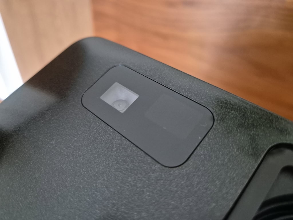 Nedílnou součástí je i RGB kamera pro snímání obrazu a jeho automatické úpravy