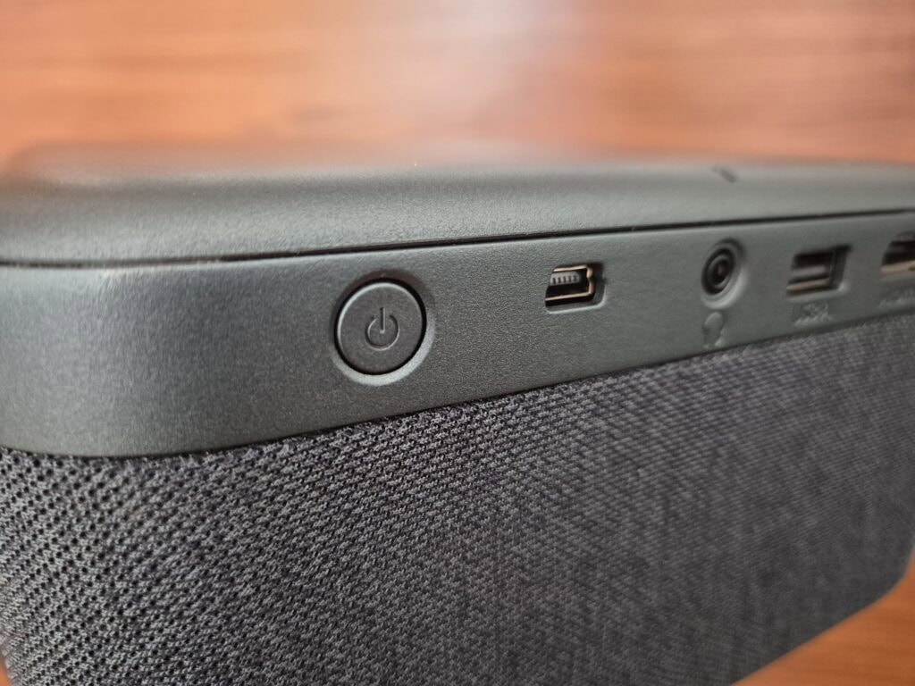 Konektor miniUSB je pouze servisní