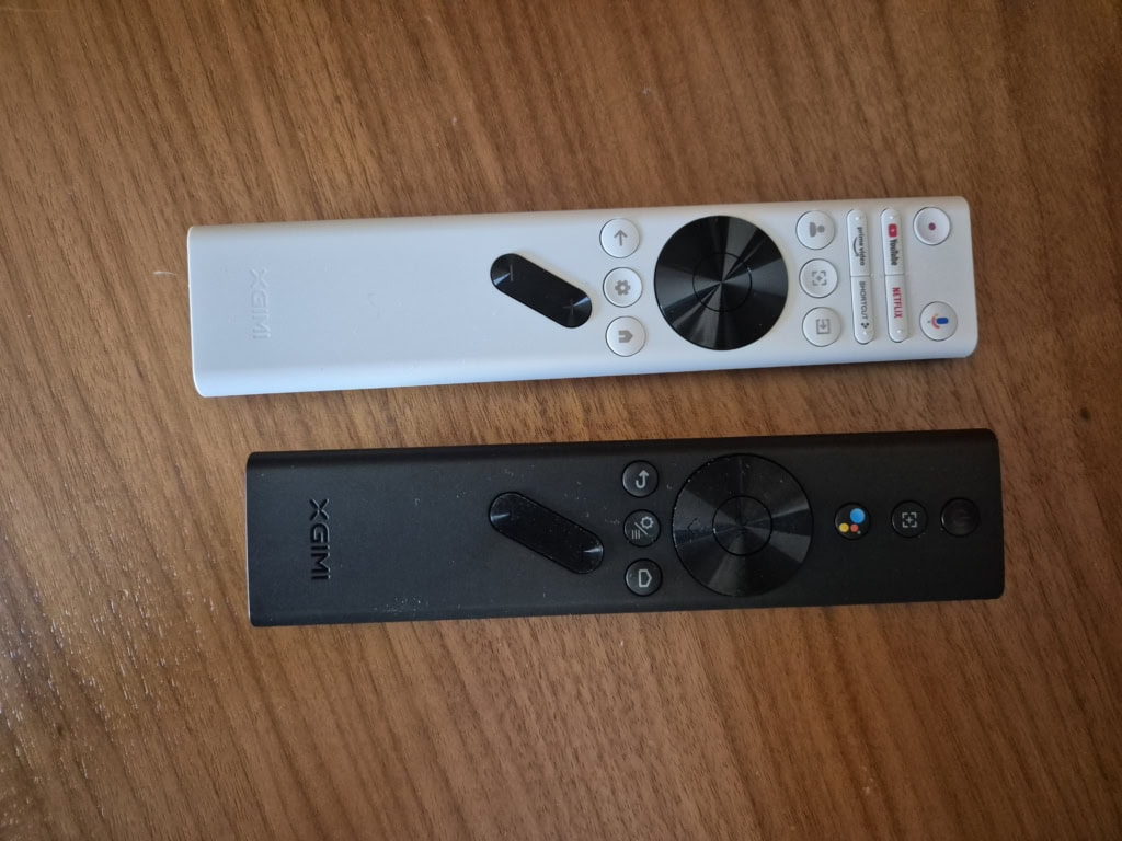 U dálkových ovladačů by neměla chybět tlačítka pro projektorové funkce