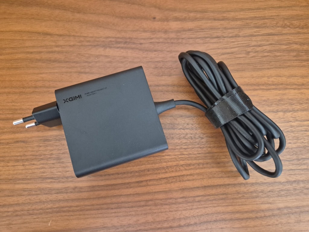 Dodávaný napájecí adaptér s pevným kabelem a konektorem USB-C