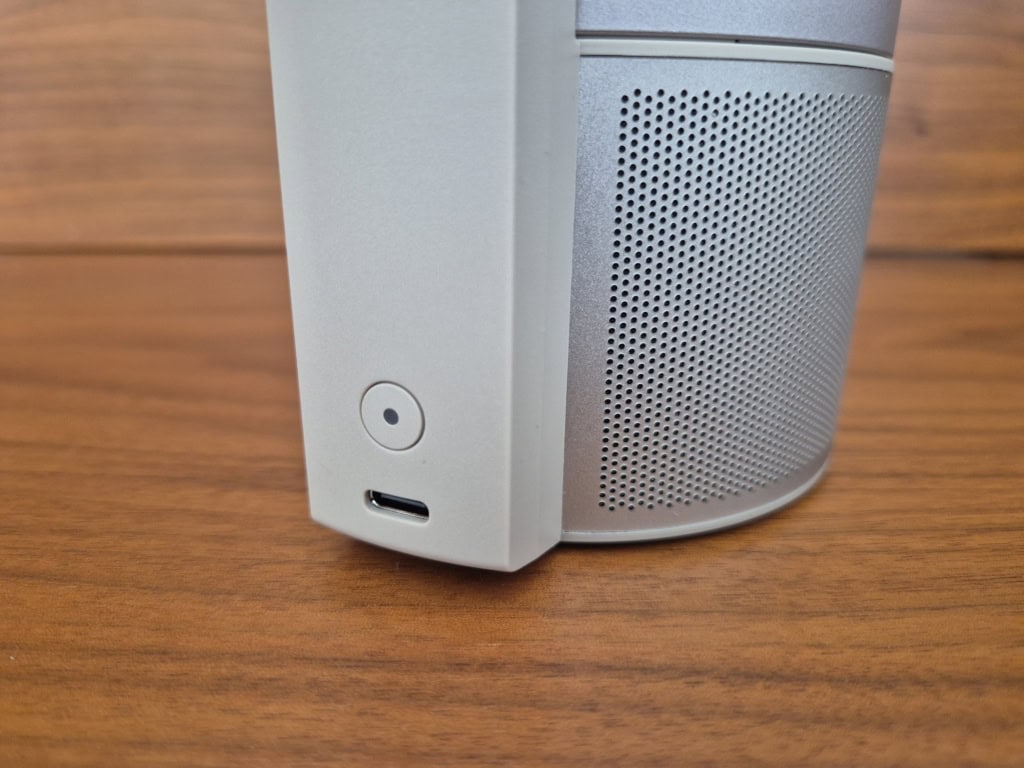 Pro napájení slouží konektor USB-C