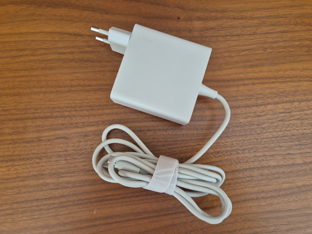 Kabel u napájecího adaptéru je pevný