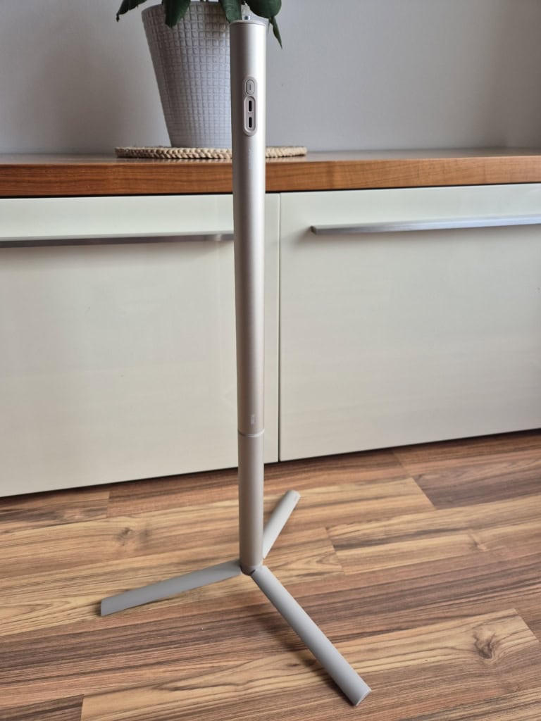 Celá horní část stojanu je zároveň powerbankou