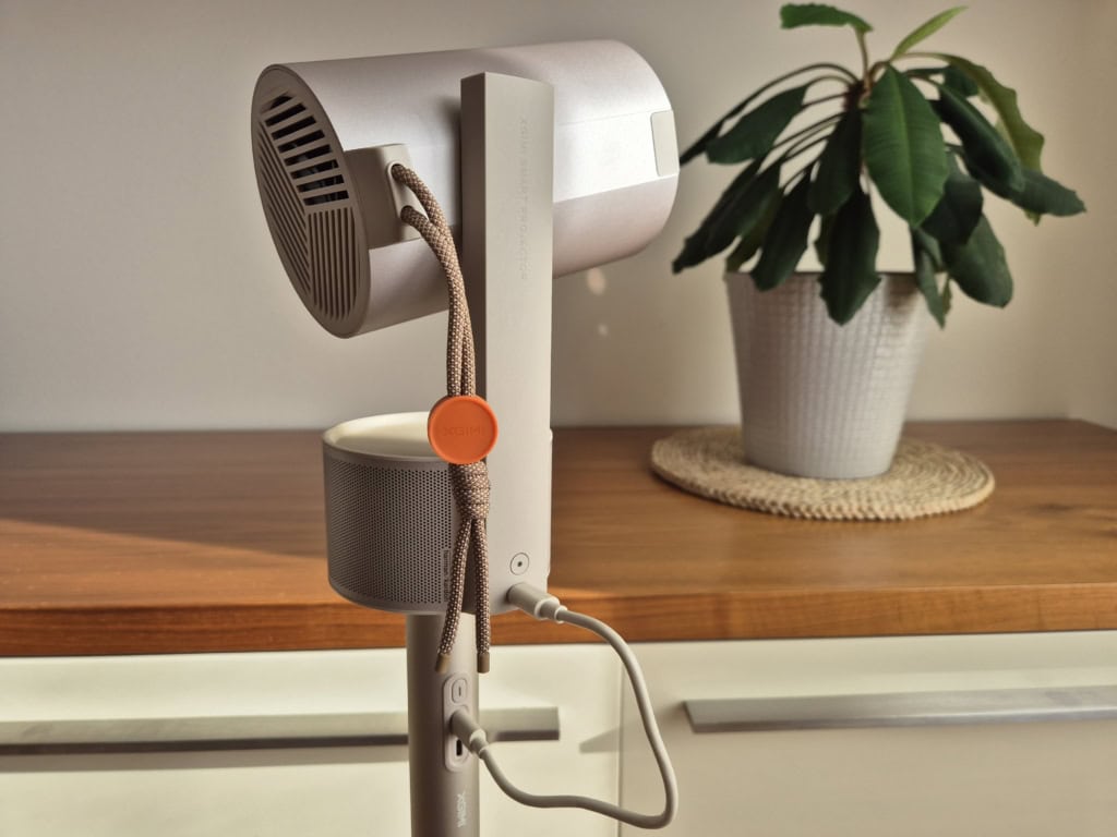 Dodávaný je i krátký propojovací kabel s konektorem USB-C na obou koncích