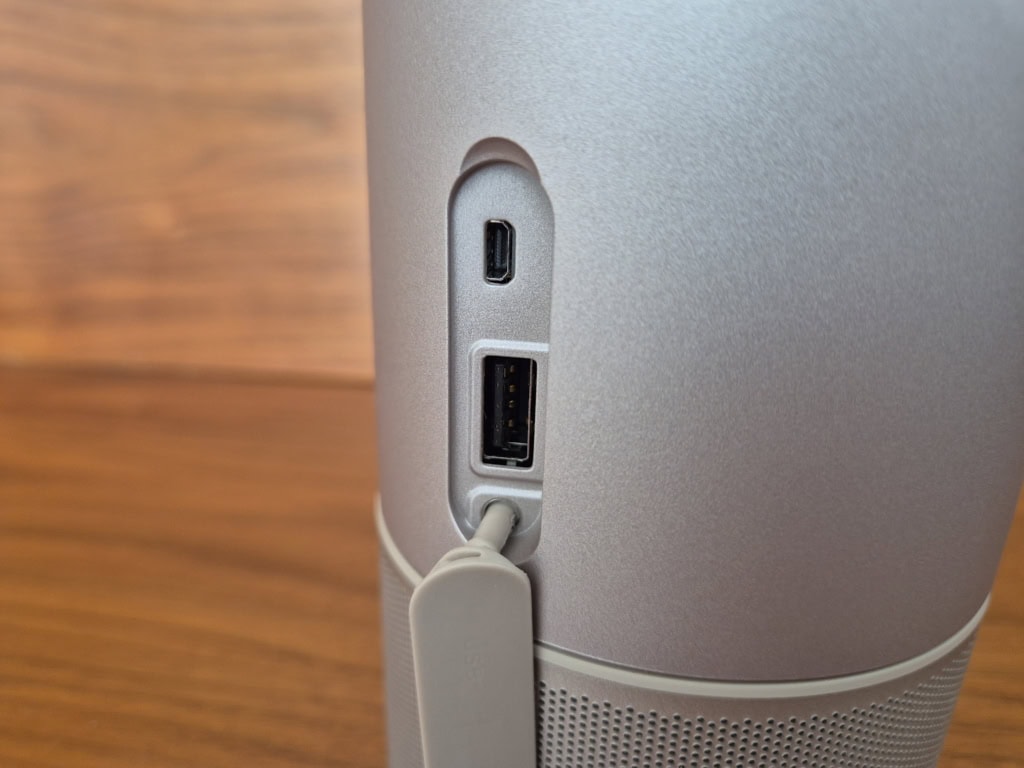 Konektory microHDMI a USB jsou ukryté pod gumovou záslepkou