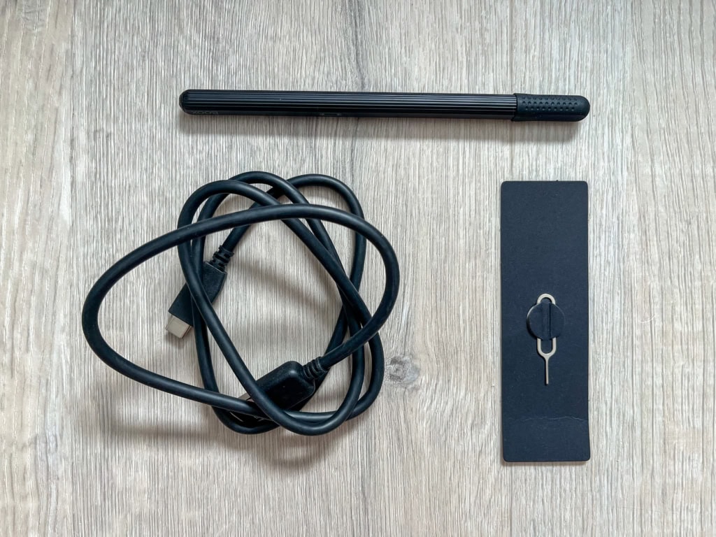 Součástí je stylus, napájecí kabel i jehla