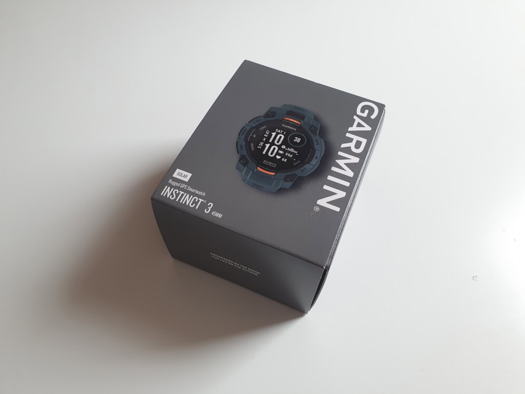 Šedá krabička je pro hodinky Garmin standardem