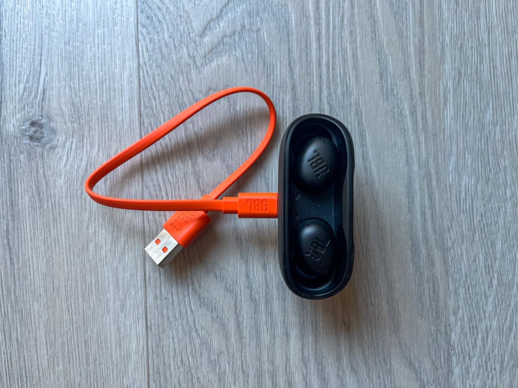 Nabíjení JBL Wave Buds 2