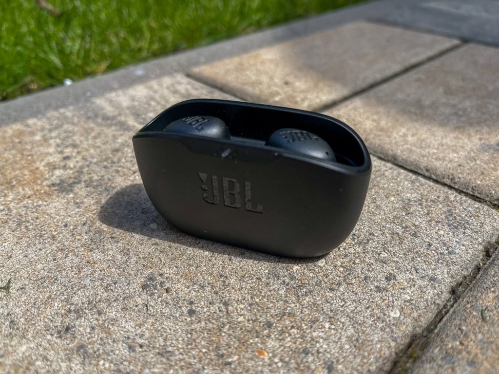 JBL Wave Buds 2 mají otevřené pouzdro