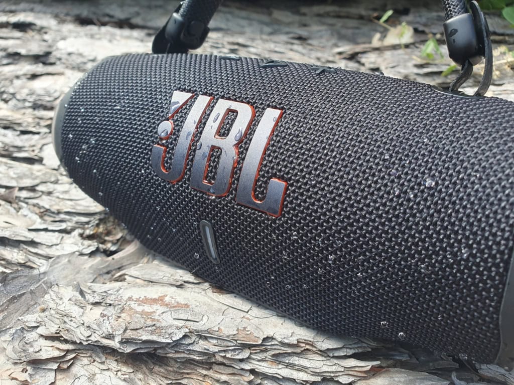 Vody se JBL Charge 6 nebojí