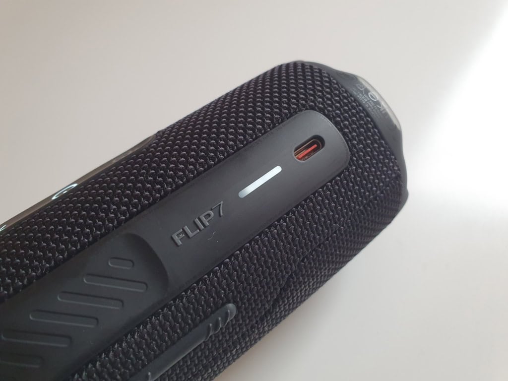 USB-C konektor a indikátor nabití