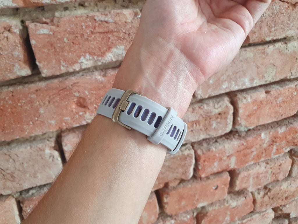 Řemínek se pěkně přizpůsobí zápěstí