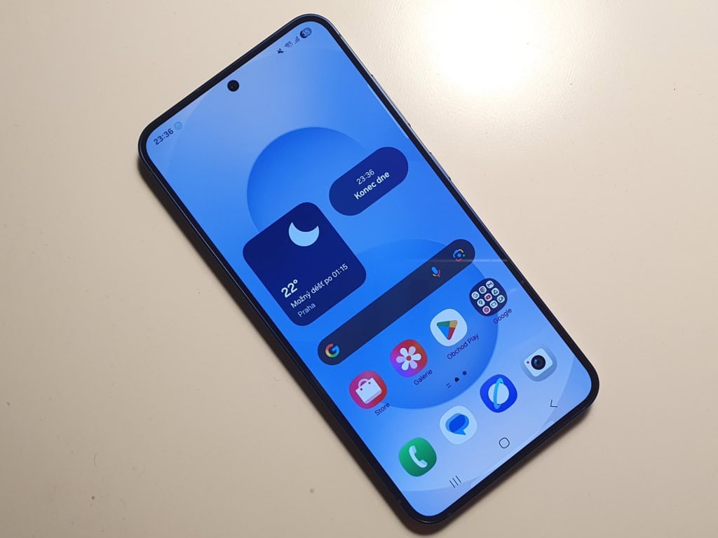 Kontrastní AMOLED displej. (Foto: Martin Dajča)