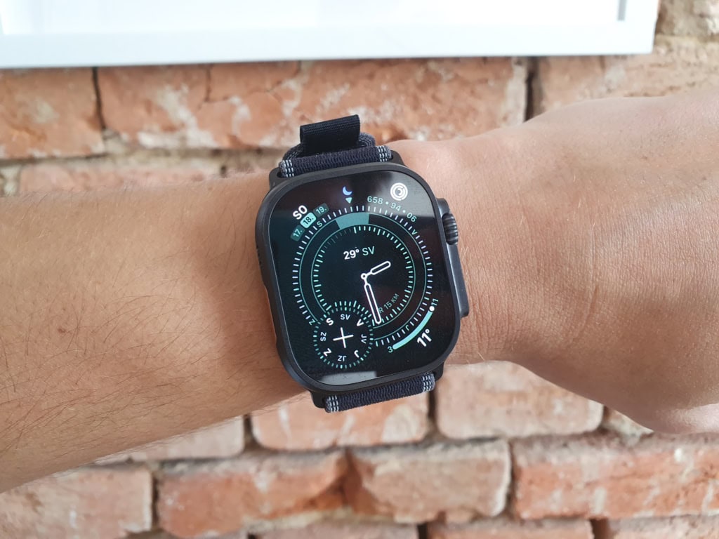 Pevně drží na zápěstí. (Foto: Martin Dajča)