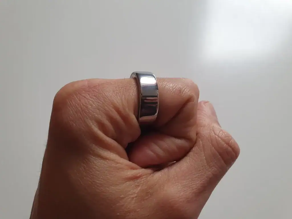 Oura Ring 4 při běžných aktivitách nepřekáží (Foto: Martin Dajča)