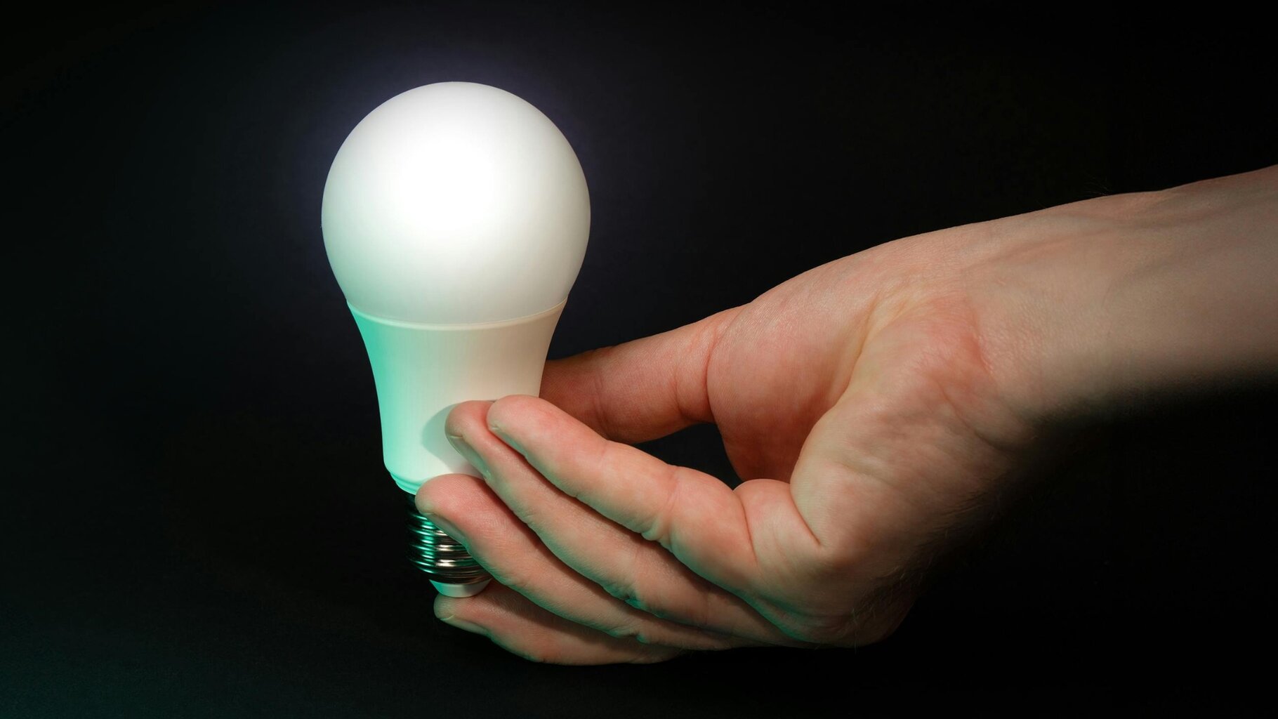 Chytrá žárovka za cenu oběda? Alza spustila slevu, která rychle zmizí