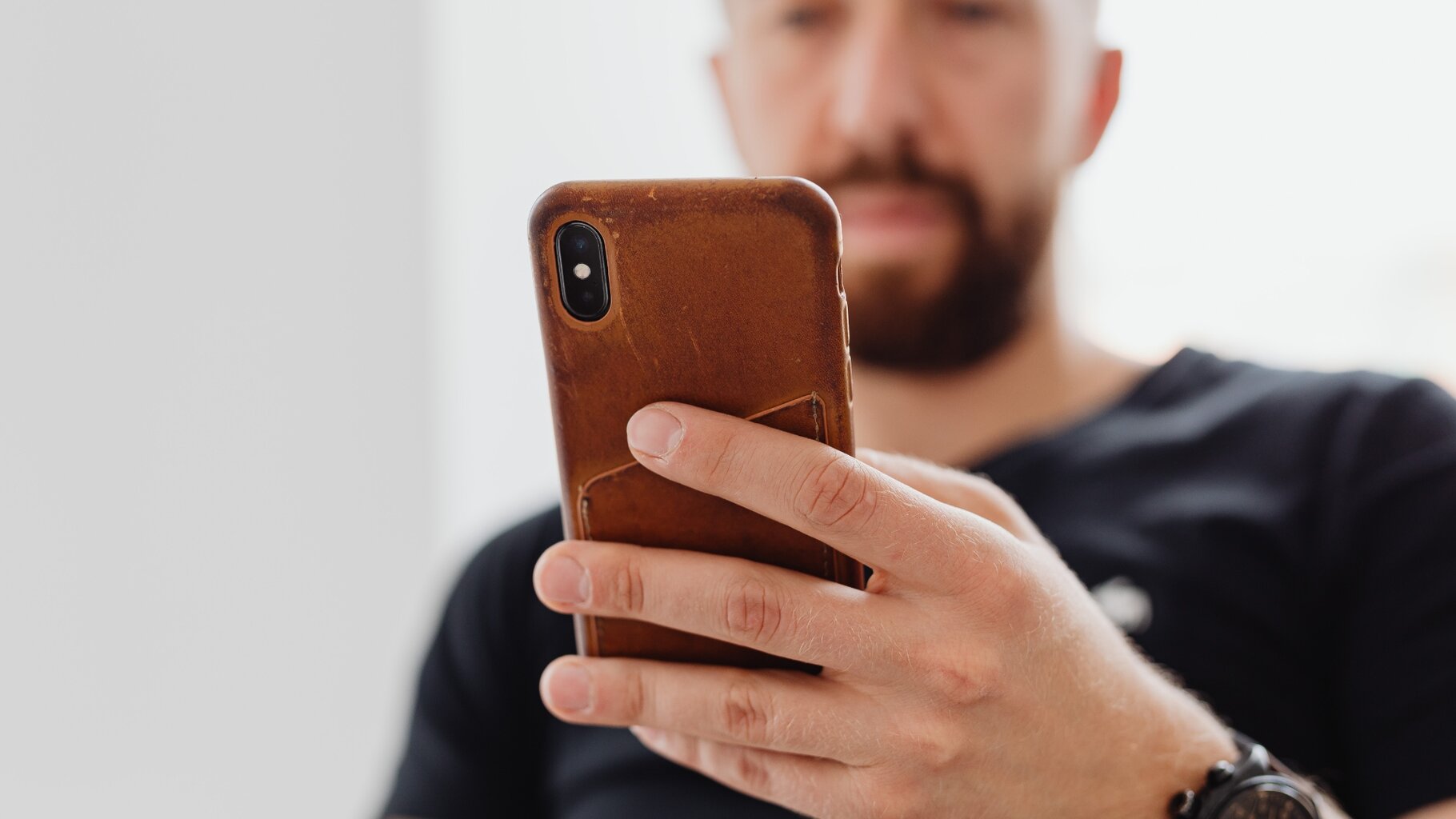 Tichý špeh v každém mobilu: Kvůli reklamě o vás ví vše, na iPhonu i Androidu to lze zakázat