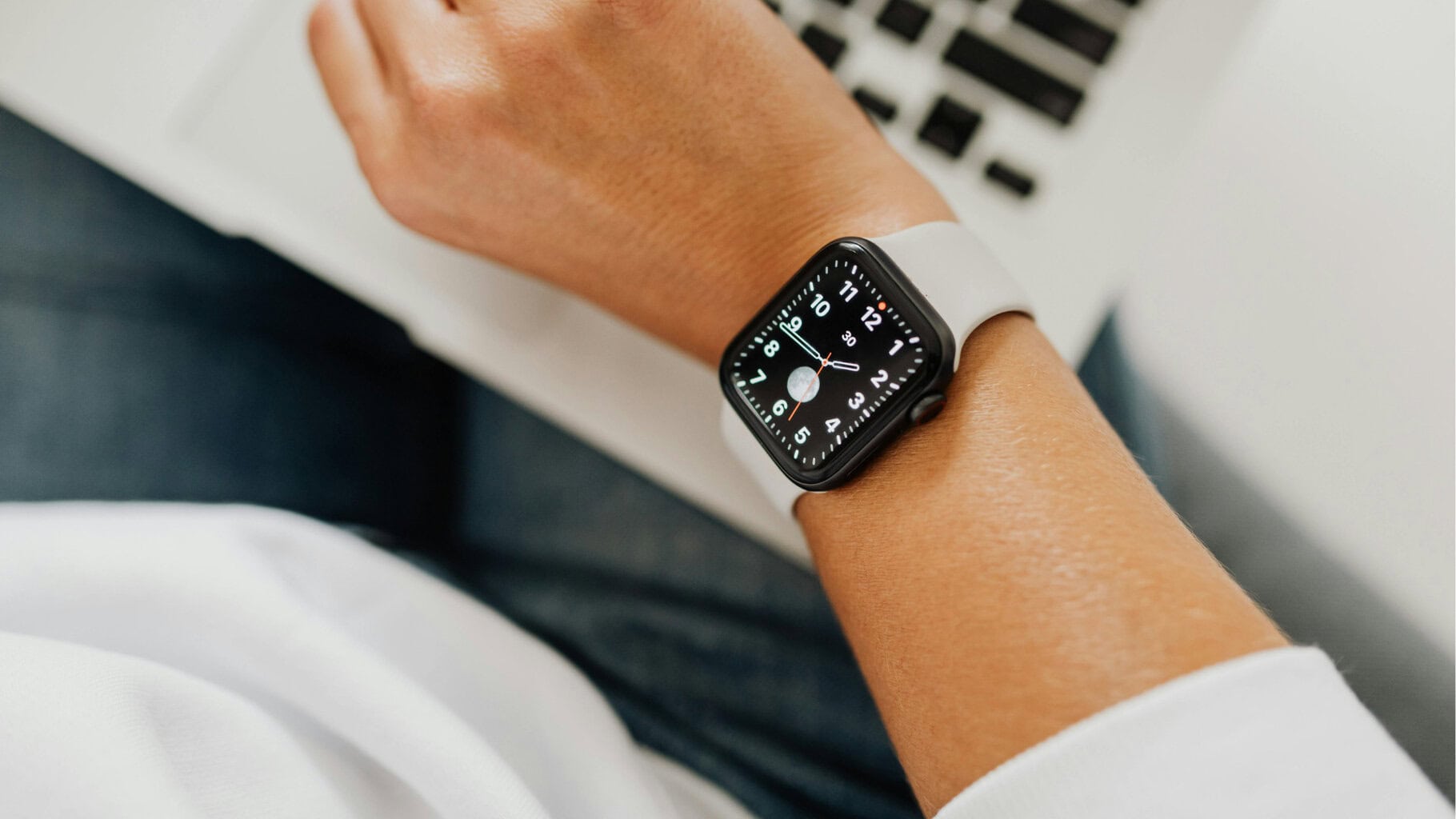 Češi na ruce nosí ve velkém chytré hodinky od Applu: Pásky mohou způsobit problémy