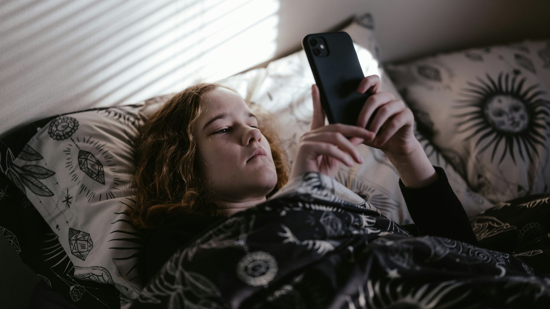 Mobil u polštáře: Jednoznačně narušuje spánek, večer by se používat neměl