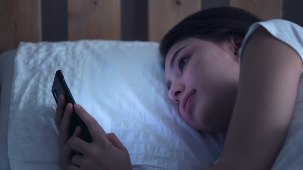 Zdroj: Unsplash
Dívání se v pozdních hodinách na mobilní telefon nám škodí tvorbu důležitých hormonů
