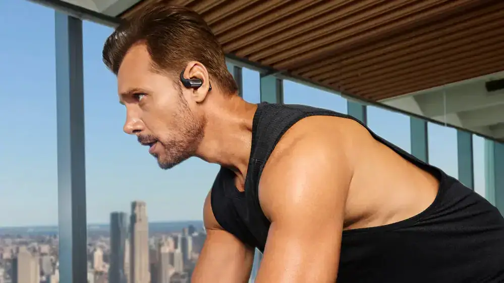 Sluchátka, která by neměla fungovat: Shokz má otevřený model s potlačením hluku