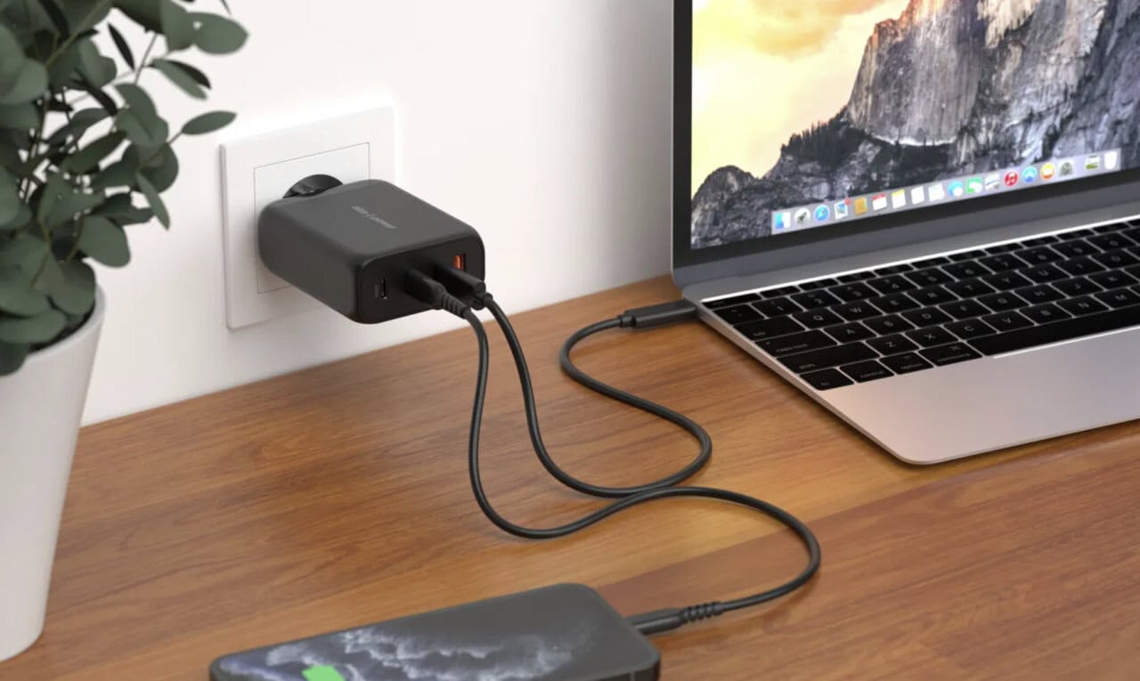 Výkonná 100W nabíječka od Alzy je teď v akci za pár stovek