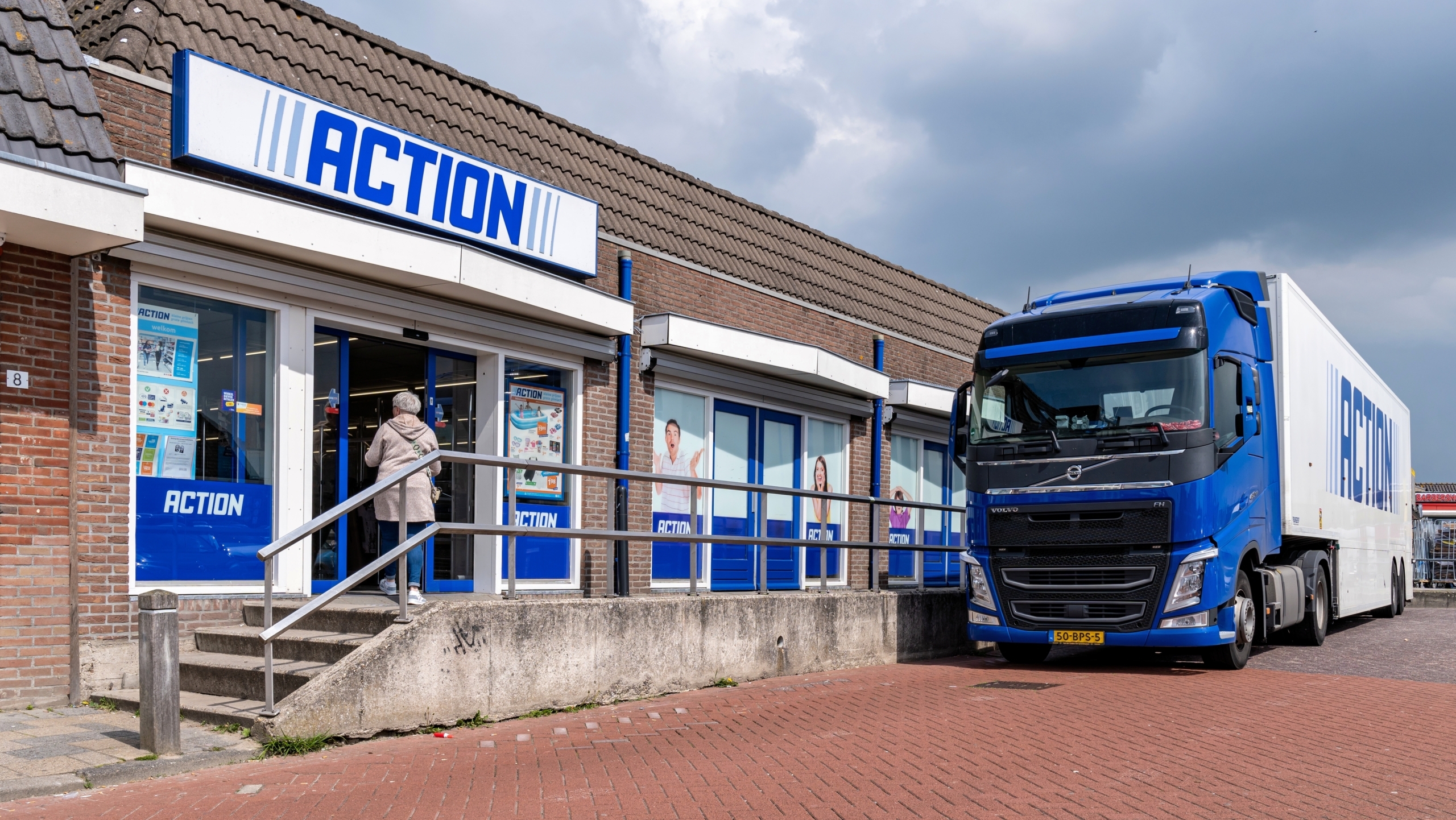 Action prodává praktický stojan k notebooku: Cena je překvapivě nízká