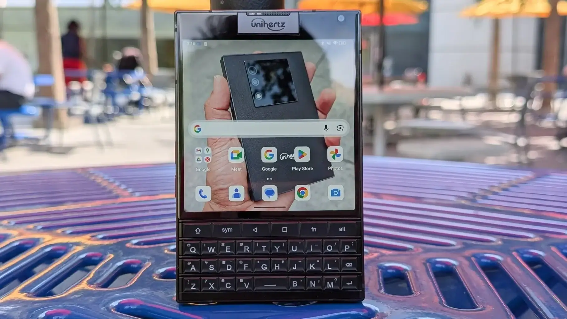 Vyrobili tlačítkový mobil do moderní éry. Slibovali že stihnou Vánoce, jak to dopadlo?