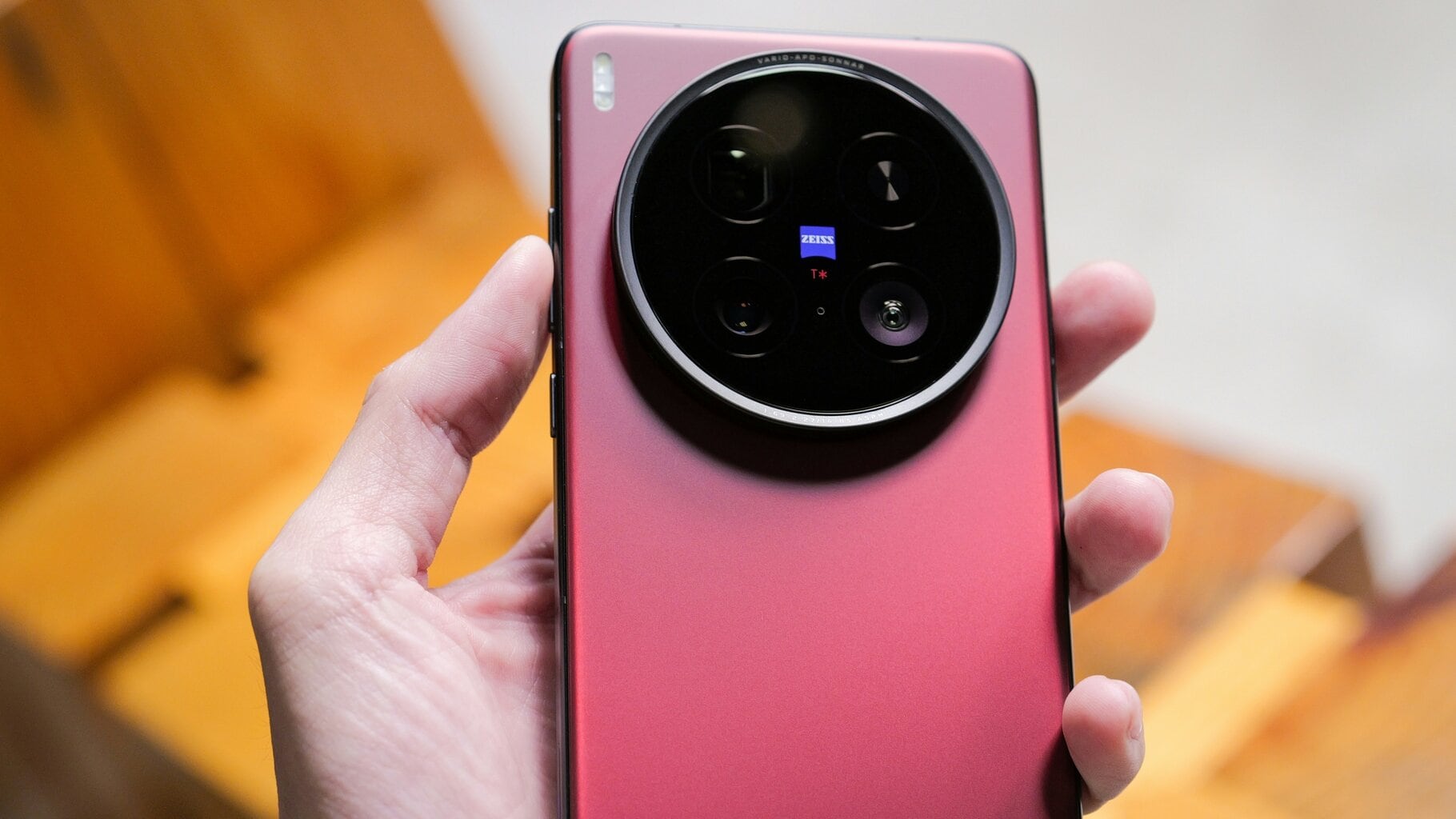 Absurdita kolem vlajkové lodi Vivo X300 Pro: Češi, platíte víc za horší baterku