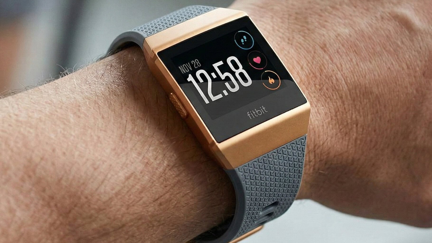 Fitbit Ionic: 1,7 milionu stažených kusů, desítky popálenin a pokuta 12 milionů dolarů za zatajení rizika