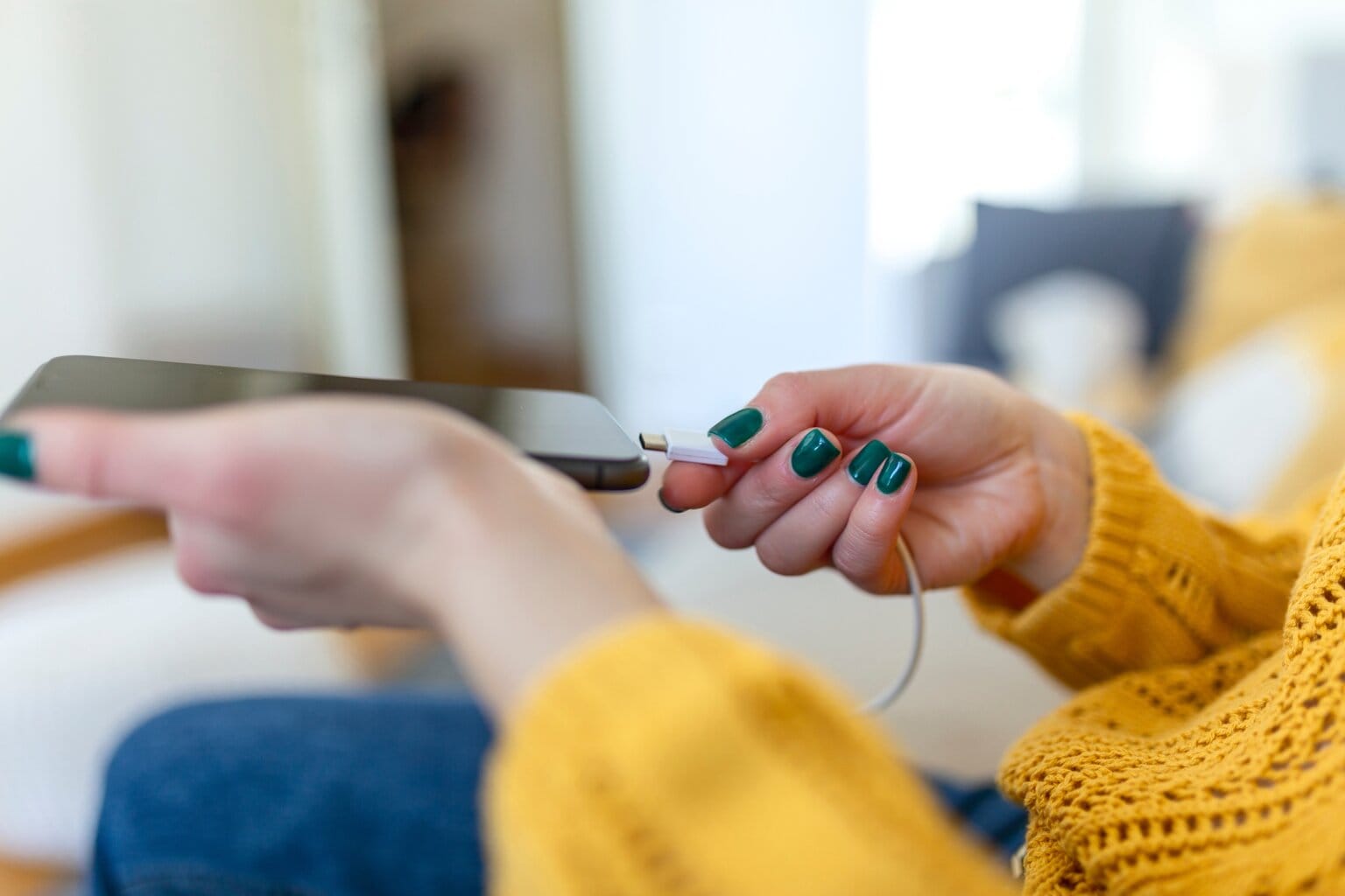 Decathlon teď prodává velkou powerbanku 27000 mAh s obří slevou 40 %. Češi ji ve velkém pořizují sobě i rodině