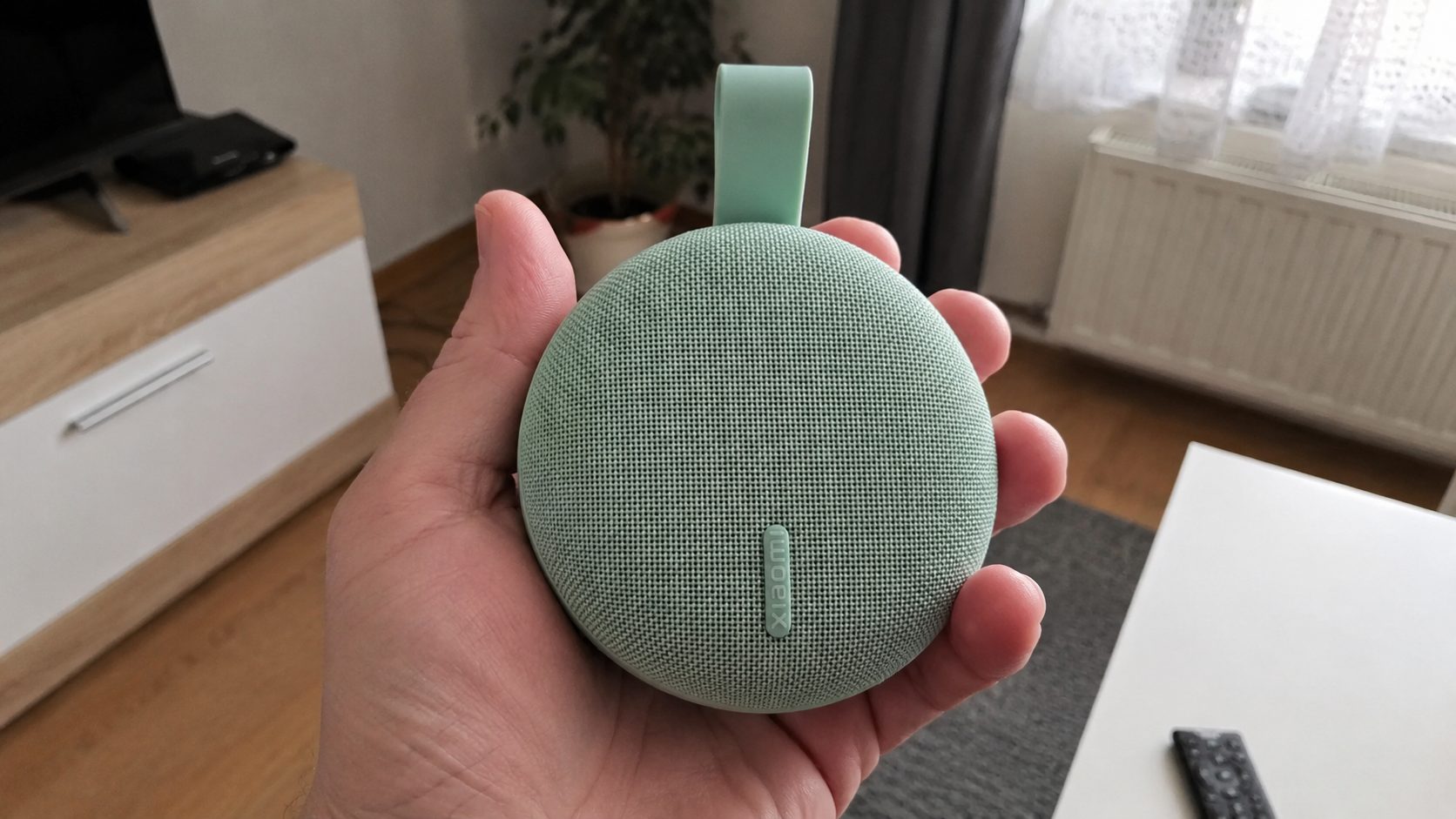 V Česku se bude prodávat proklatě chytrý reprák Xiaomi za 349 Kč. Hodí se na každý letní výlet
