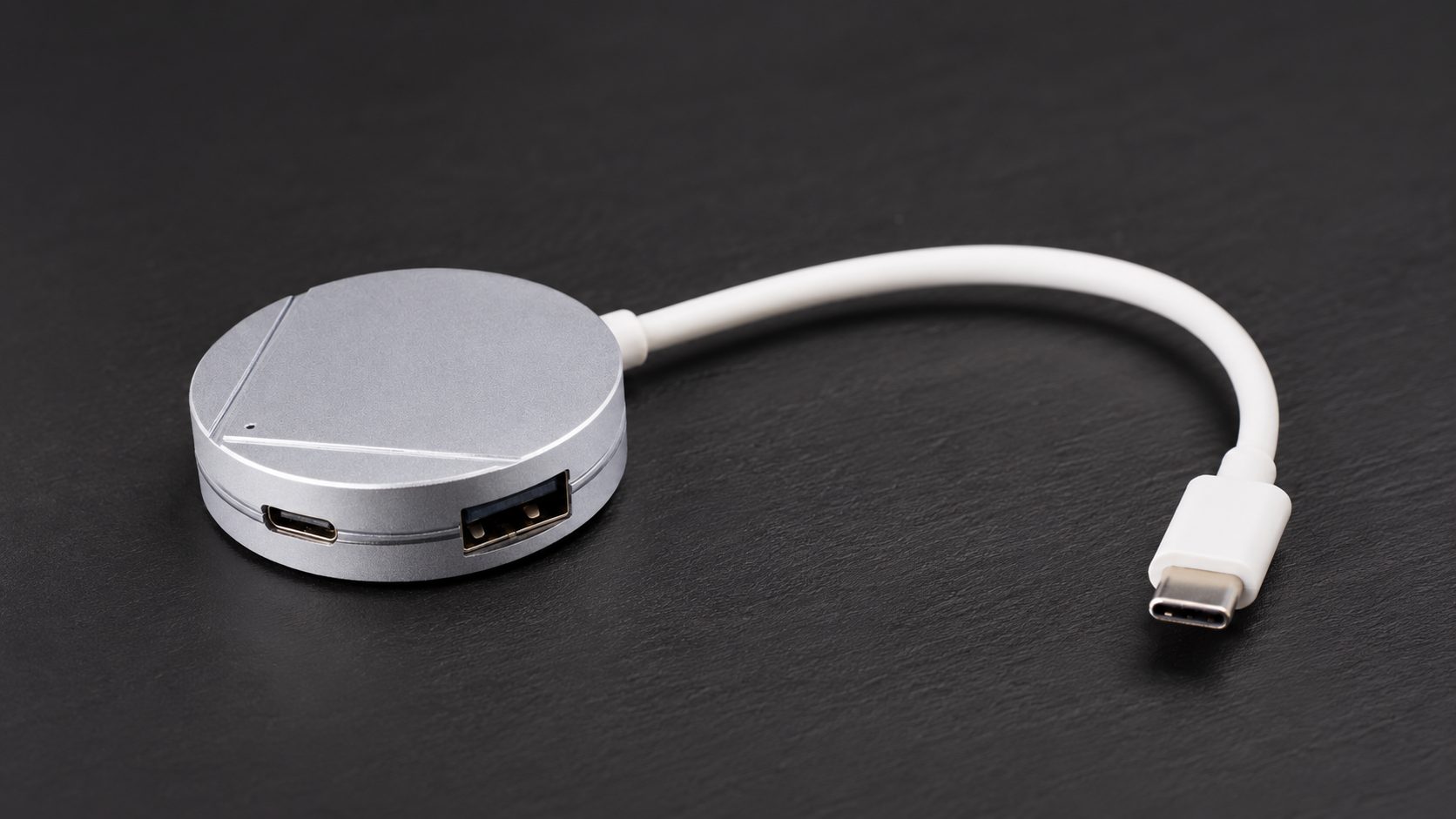 Drahý notebook bez klasického USB? Češi v Actionu objevili záchranu za směšných 73 Kč