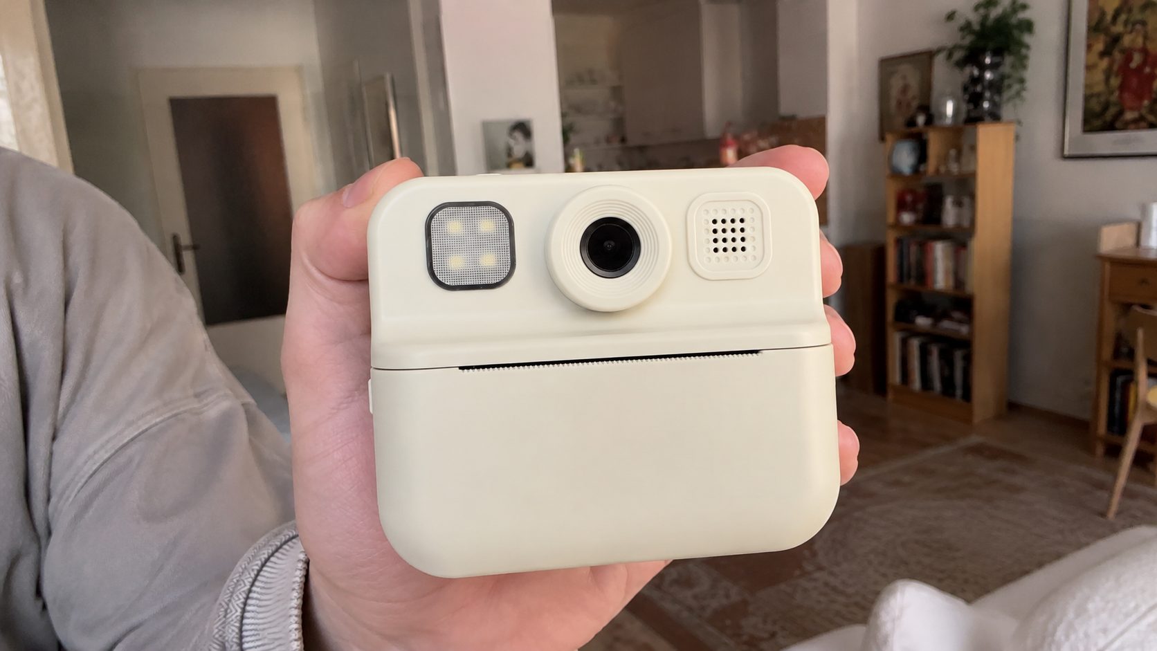 Action zbláznil Česko. Za 499 Kč teď nabízí extra levný polaroid s tiskárnou fotek. Lidé ho kupují po kusech