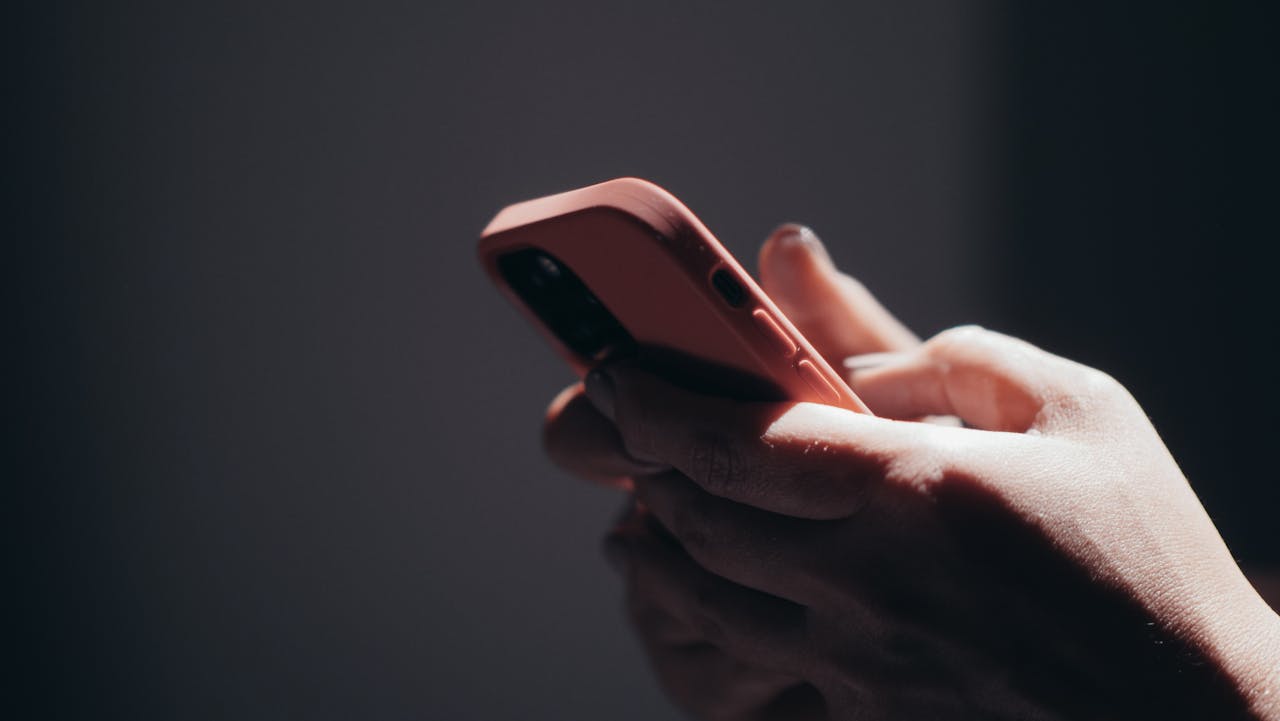 Poznáte, jestli vás někdo sleduje přes mobil? Tyhle 3 znaky to odhalí za 2 minuty