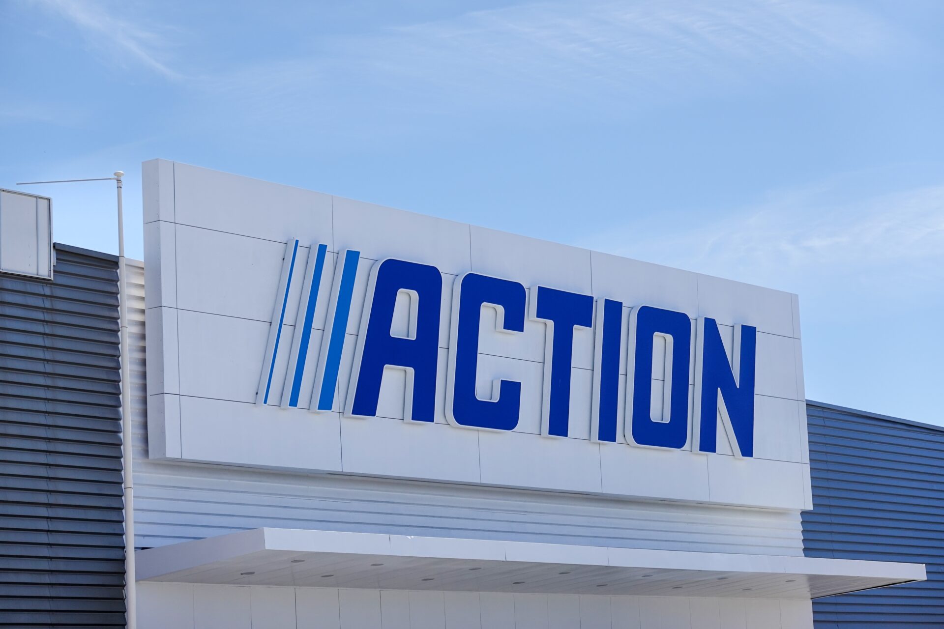 Solární panel v Actionu je teď v akci. Stojí směšných 424 Kč a Češi ho vykupují po kusech
