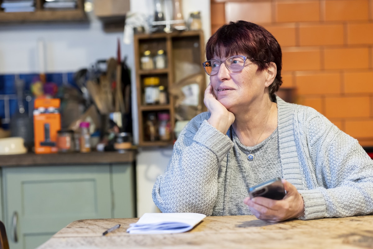 Ověřit, že Play Protect na telefonu skutečně běží, zvládne v nastavení obchodu Google Play za pár vteřin každý. Ilustrační foto. Zdroj: Centre for Ageing Better / Unsplash.