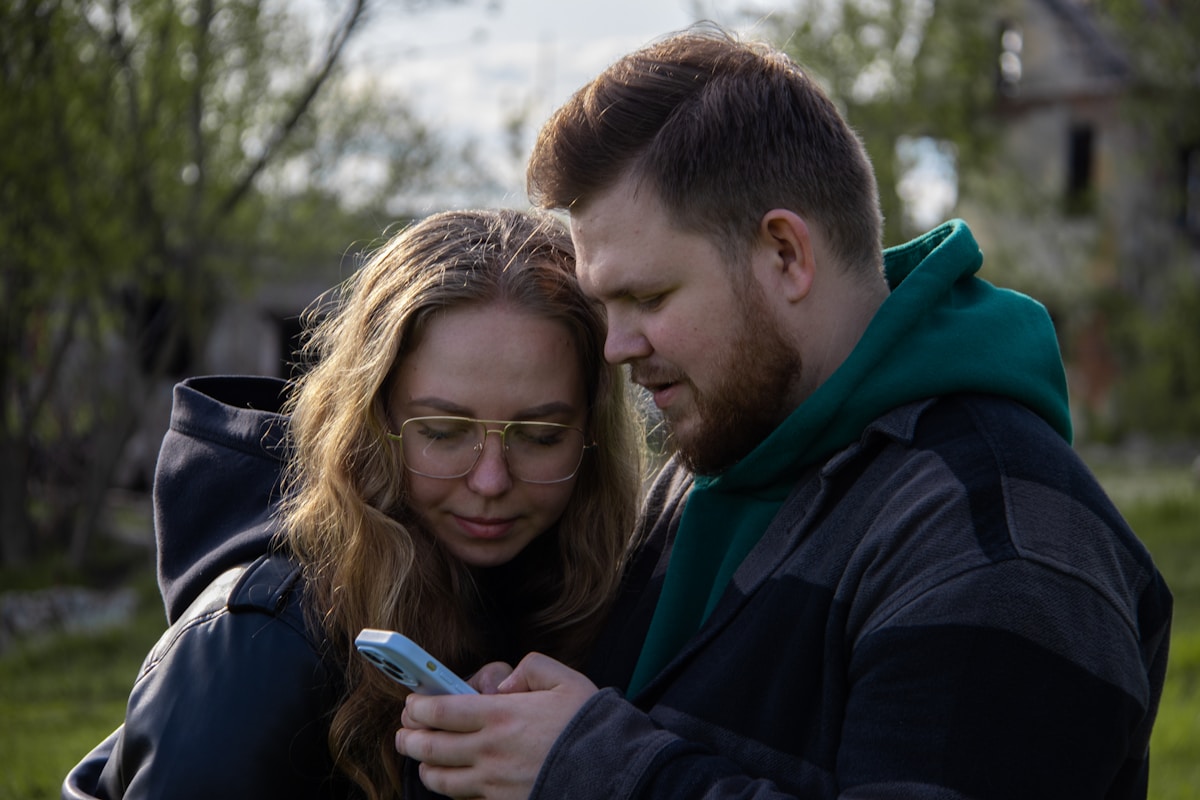 Nejčastěji čte cizí zprávy někdo z blízkého okolí, komu na chvíli padne do rukou odemčený telefon. Ilustrační foto. Zdroj: Leonid Privalov / Unsplash.
