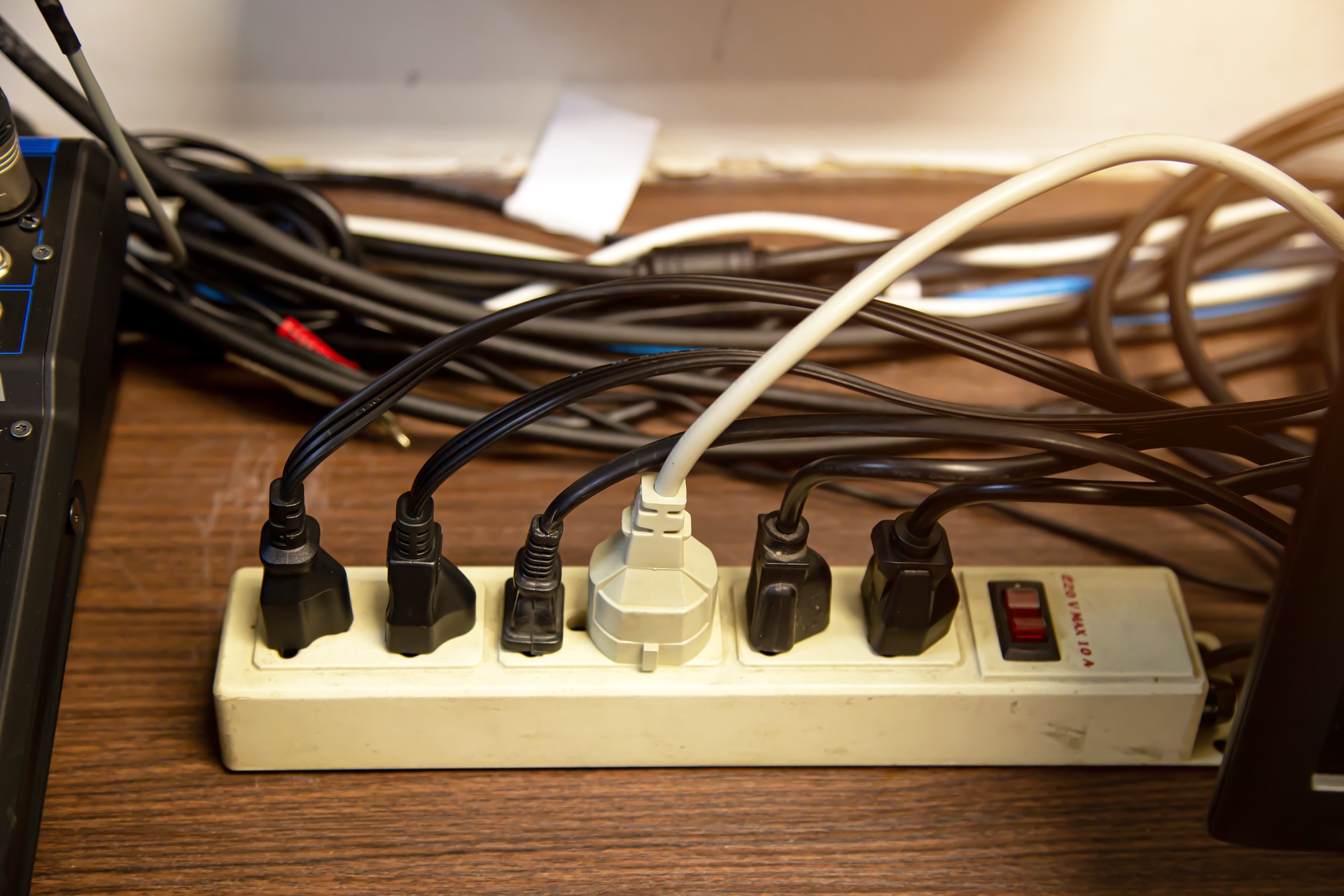 Elektrikář radí: tyhle 3 spotřebiče nikdy nesmí běžet přes rozdvojku, protože se kabel může přehřát
