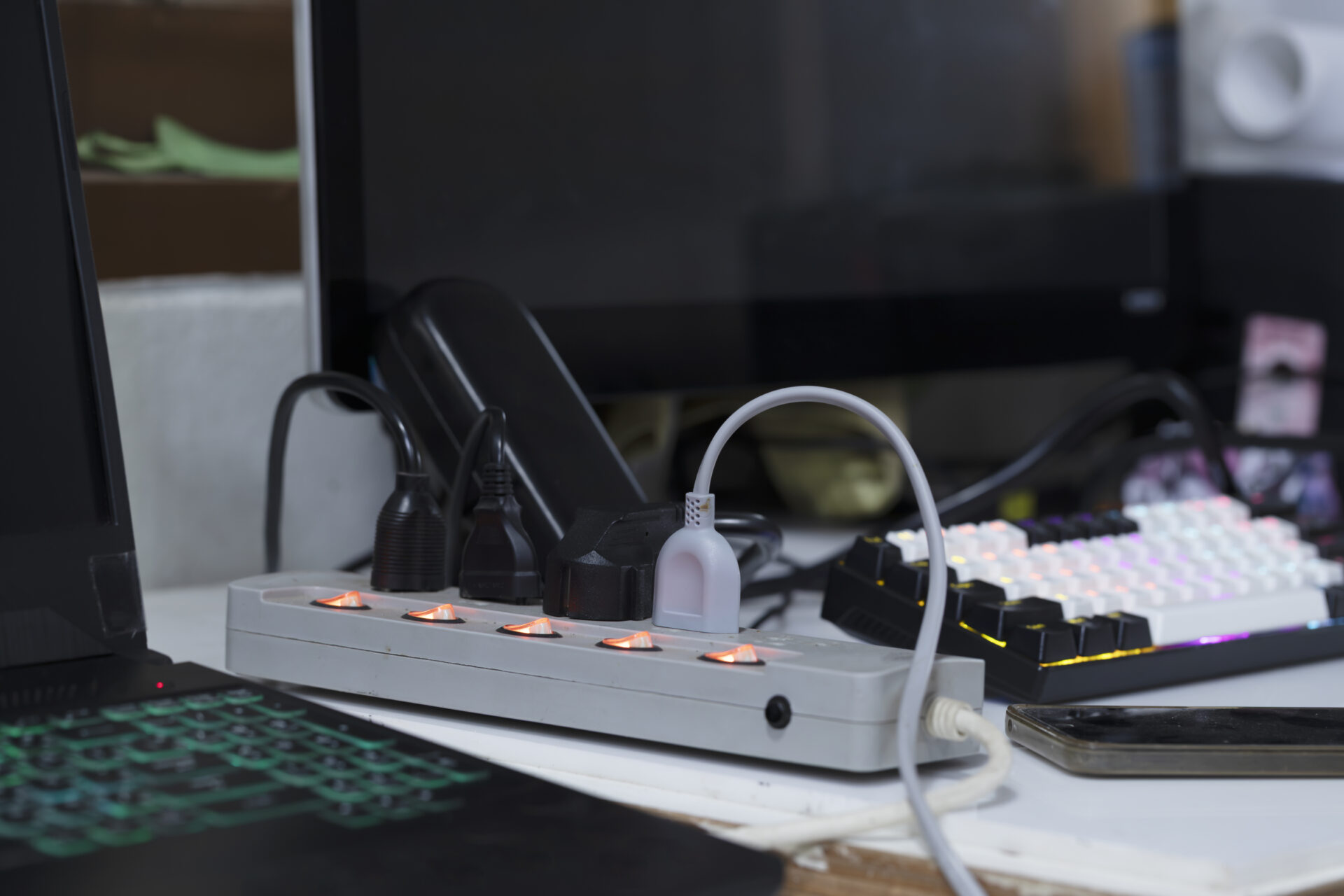 Elektrikář varuje: tyhle 3 spotřebiče nikdy nezapojujte do prodlužovačky. Lidé to přesto dělají denně