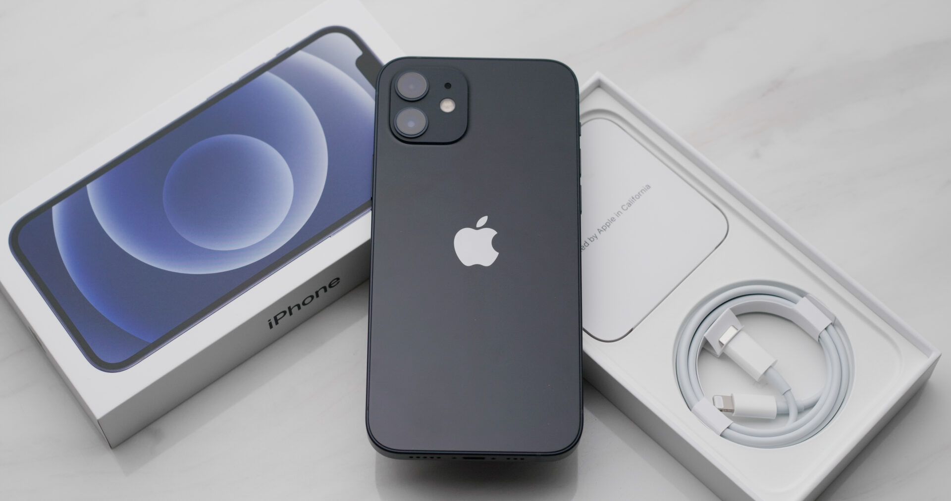 Mobily, které drží svou cenu i po letech (2026): Kromě iPhonů Pro obstojí i modulární Fairphone a Sony s jackem