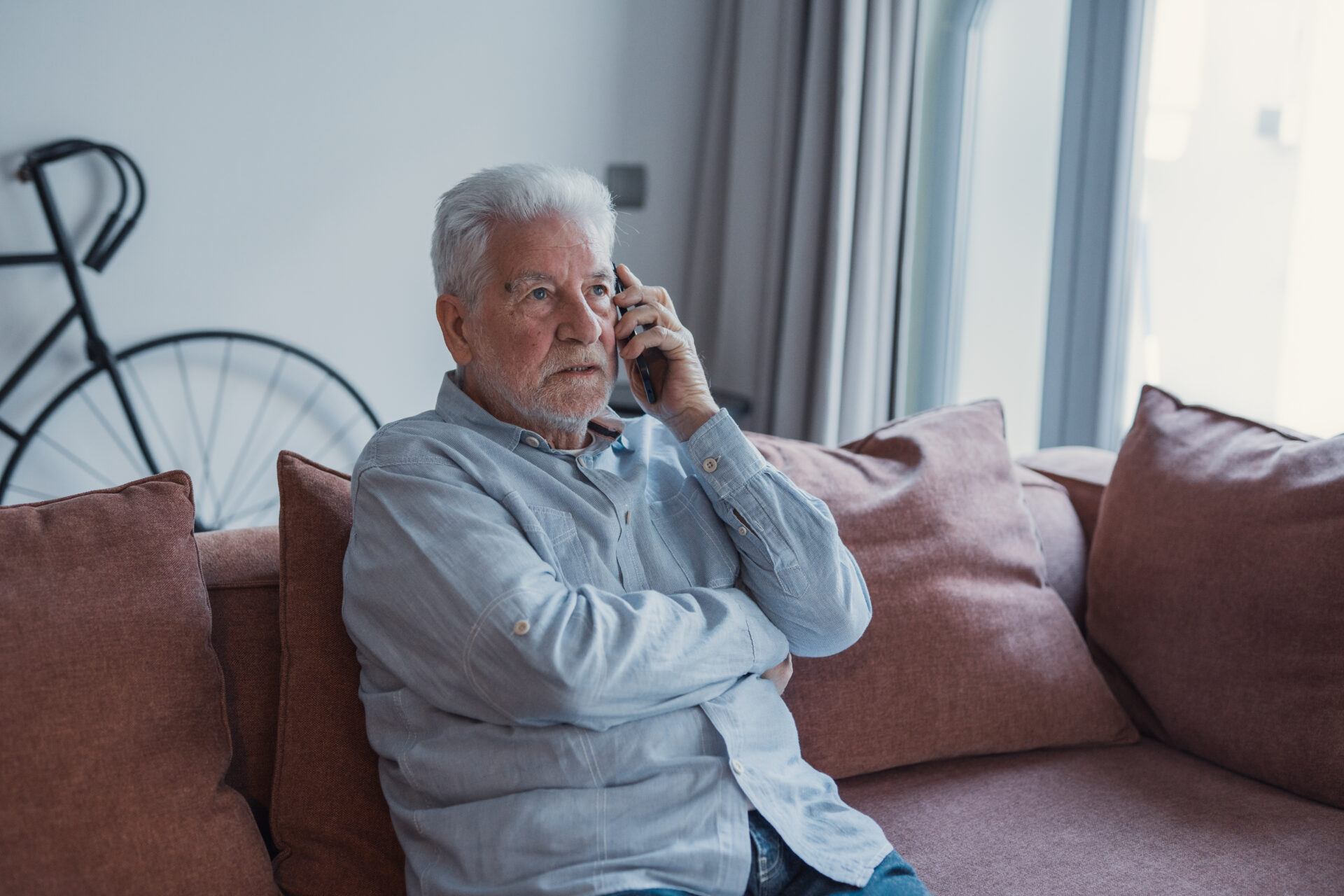 Falešný telefonát pod časovým tlakem má z oběti vylákat ověřovací kód a obejít i dvoufázové zabezpečení účtu. Ilustrační foto. Zdroj: Magnific.