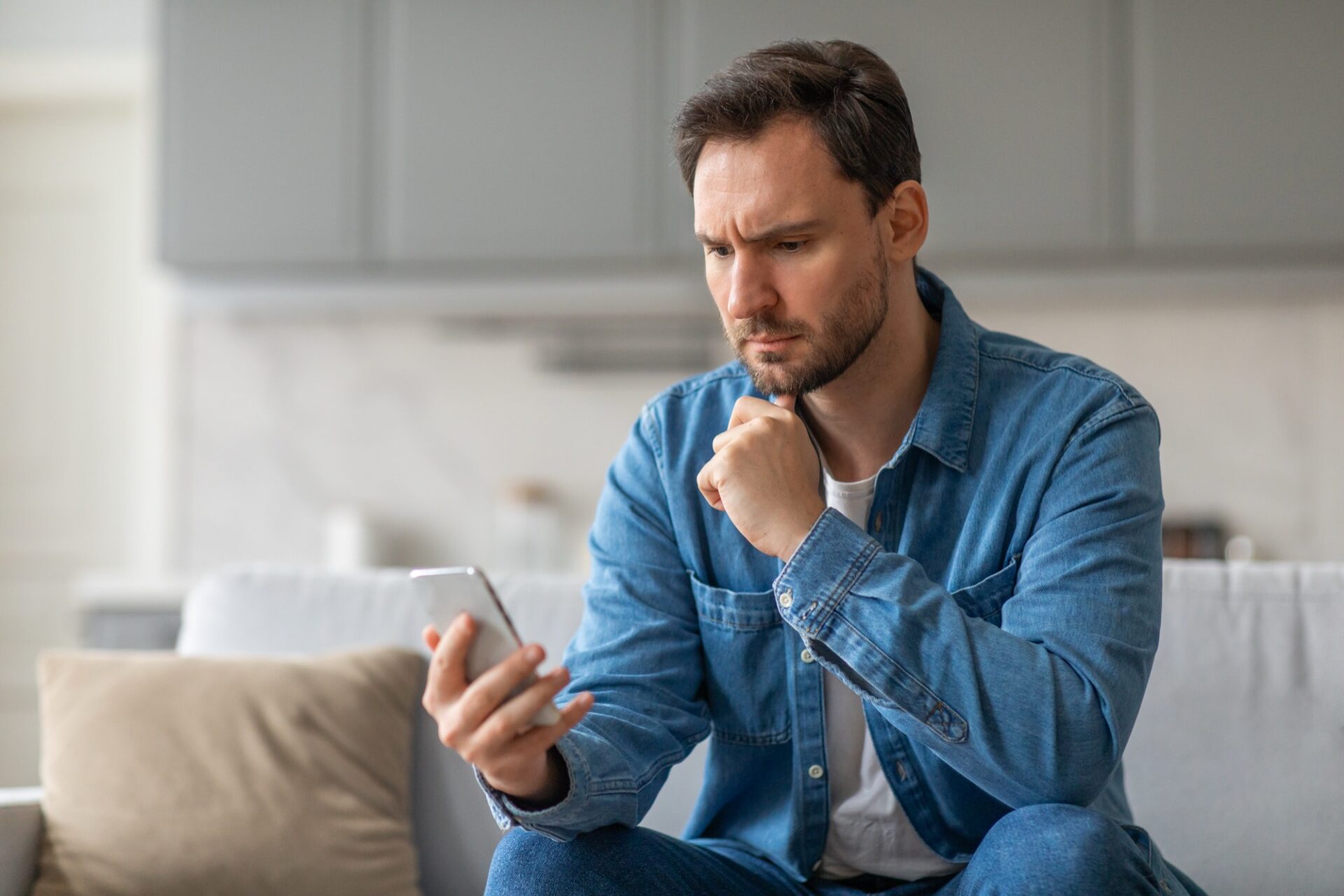 Podvodníci teď posílají Čechům 1 SMS. Stačí 1 kliknutí a přijdete o celé úspory a nachytají se i ti nejchytřejší