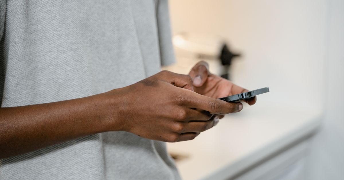 Půjčka přes mobil za pár minut: jak poznat bezpečnou aplikaci a nenaletět
